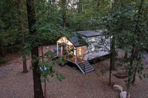 Cozy Canopy of Oaks Cabin with Grill and Games!